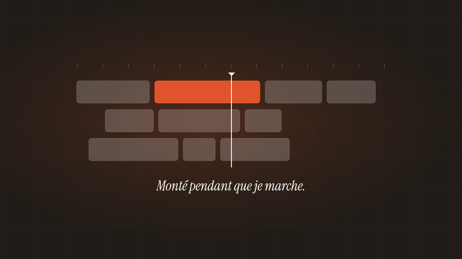 Une timeline de montage vidéo stylisée sur fond nocturne : trois pistes de clips gris, un clip en vermillon sous la tête de lecture, avec la légende « Monté pendant que je marche. »
